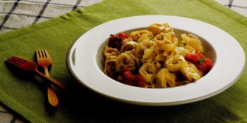 Capeletti ao molho vermelho