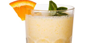Vitamina de iogurte e laranja