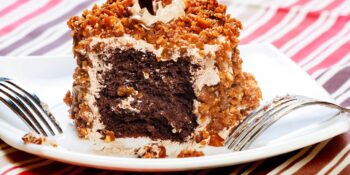 Bolo com marshmallow e castanha