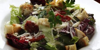 Salada de alface crespa e tomate seco