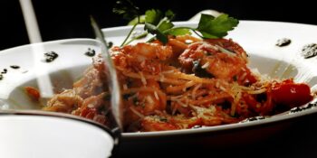Macarrão com molho de tomate e camarão