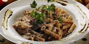 Macarrão integral com molho de cogumelos