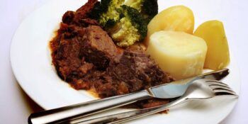 Guisado de carne, batata e brócolis