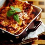 lasanha de salsicha simples lasanha de salsicha com pão de forma lasanha de salsicha na frigideira lasanha de salsicha com molho branco lasanha de carne moída com salsicha enroladinho de salsicha com massa de lasanha