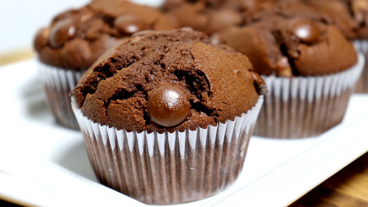 @leodenice preparou alguns muffins com gotas de chocolate com uma massa de chocolate e cacau