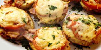 Mini quiche com tomate, queijo e bacon