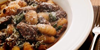 Nhoque com carne e espinafre