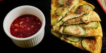 Omelete com abobrinha e queijo