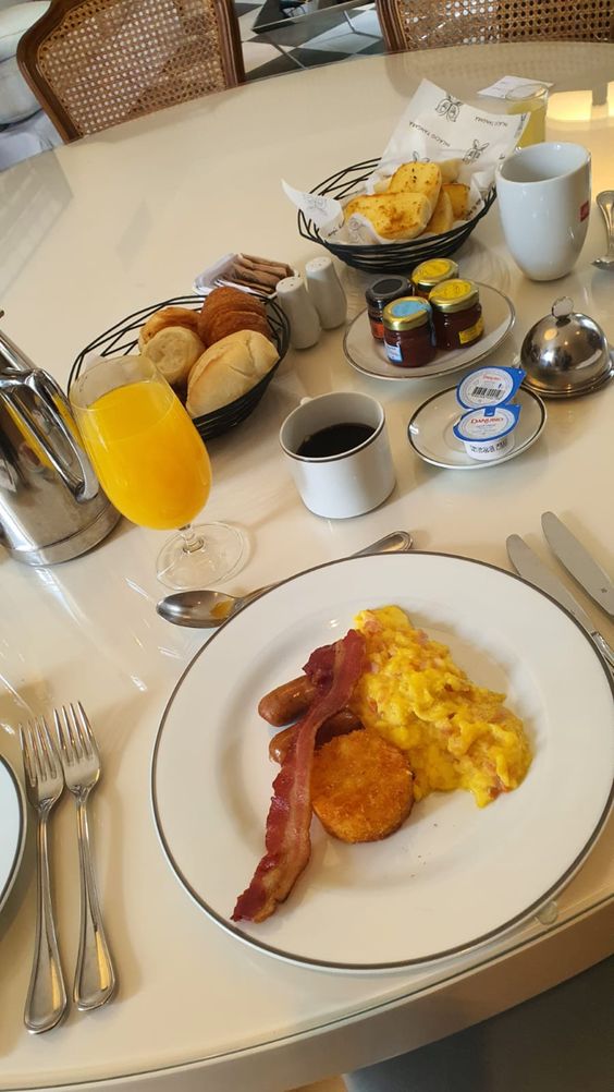 ovos mexidos com bacon para café da manhã cremoso