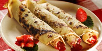 Panqueca com morango e geleia