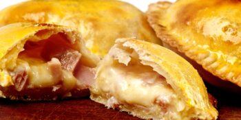 Pastel assado de requeijão e presunto