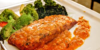Peixe grelhado com molho