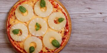 pizza com abacaxi e hortelã