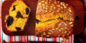 Pão de abóbora com ameixa
