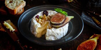 Queijo brie com nozes e figos