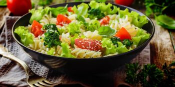 Salada de alface e macarrão