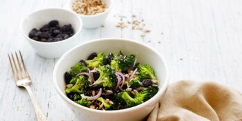 Salada de brócolis, passas e cebola