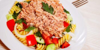 Salada de macarrão com atum e tomate