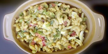 Salada de macarrão, ovo, vagem e tomate