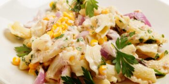Salada de macarrão presunto e milho