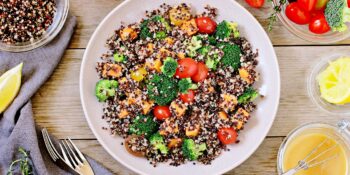 Salada de quinoa, brócolis e batata doce