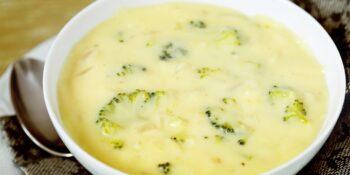 Sopa de camembert e brócolis