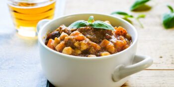 Sopa de grão-de-bico com carne