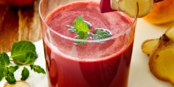 Suco detox de beterraba, maçã e hortelã