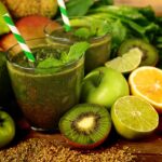 suco detox com espinafre e manga simples