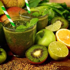 suco detox com espinafre e manga simples
