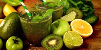 Suco detox com espinafre e manga