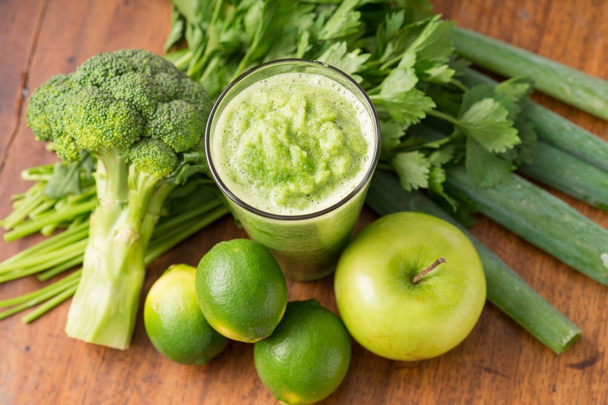 suco detox de couve, limão e brocolis