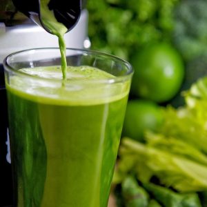 suco detox de couve, limão e brocolis