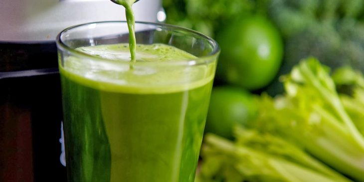 suco detox de couve, limão e brocolis