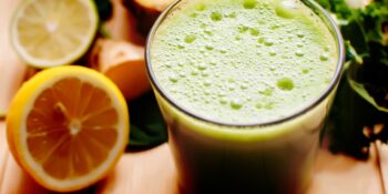 Suco detox com rúcula e frutas