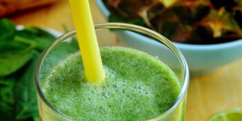 Suco verde com abacaxi