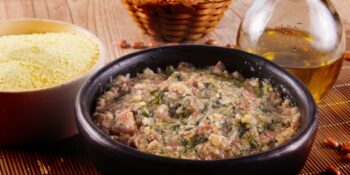 Tutu amassado com linguiça