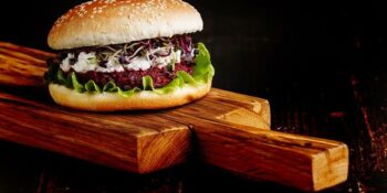 Hambúrguer de beterraba com molho de iogurte