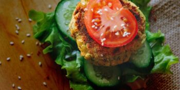Hambúrguer de batata doce e grão-de-bico