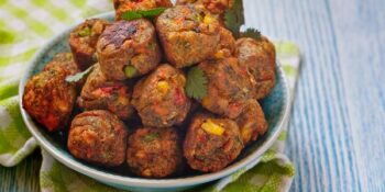 Bolinho frito salgado de grão-de-bico e milho
