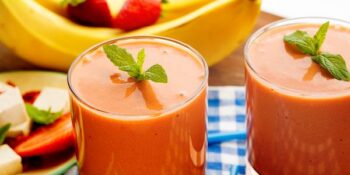 Vitamina de iogurte, banana e morango