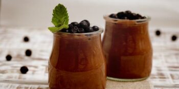 Vitamina de chocolate com mirtilo