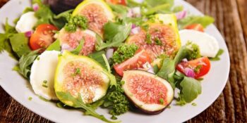 Salada refrescante com figos e queijo boursin