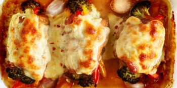 Sobrecoxa de frango com brócolis e queijo
