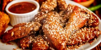 Asa de frango assada com gergelim