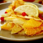 panquecas com mel e frutas tudo gostoso