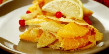 Panquecas com mel e frutas
