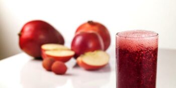 Suco de romã com maçã e hortelã