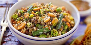 Salada de quinoa, pistache, vagem e amendoim