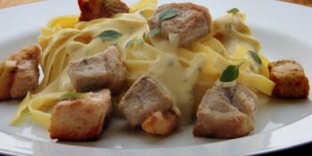 Macarrão cremoso com lombo